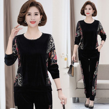 妈妈秋装新款金丝绒运动服套装女春秋阔太太洋气卫衣中老年两件套