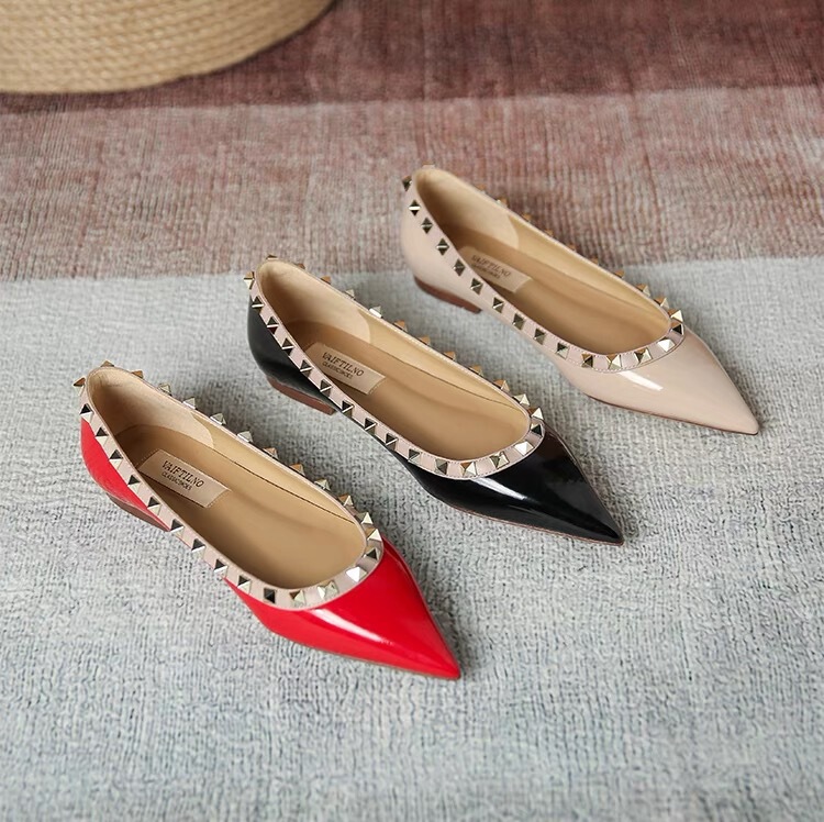 2026 Spring/Summer New V Brand Studded Pointed Toe Flat Shoes, Versatile Patent Leather Women's Flats