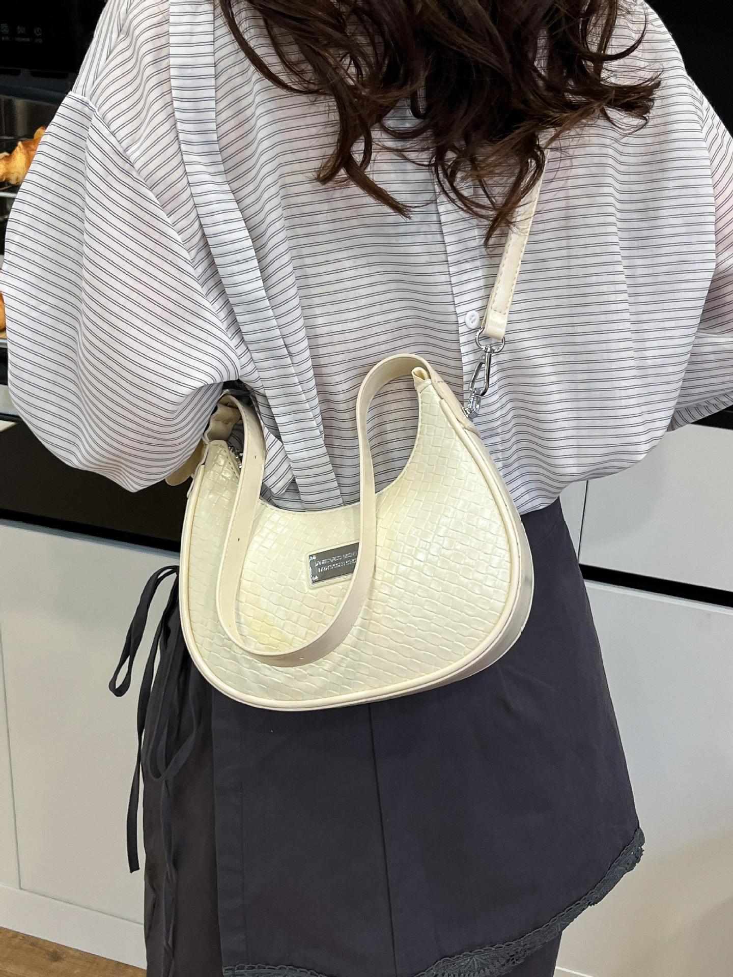 Bolsos de axila populares de verano para mujer 2025 comercio exterior nuevo estilo nicho todo-fósforo bolso de hombro de alta gama nicho bolsa de media luna