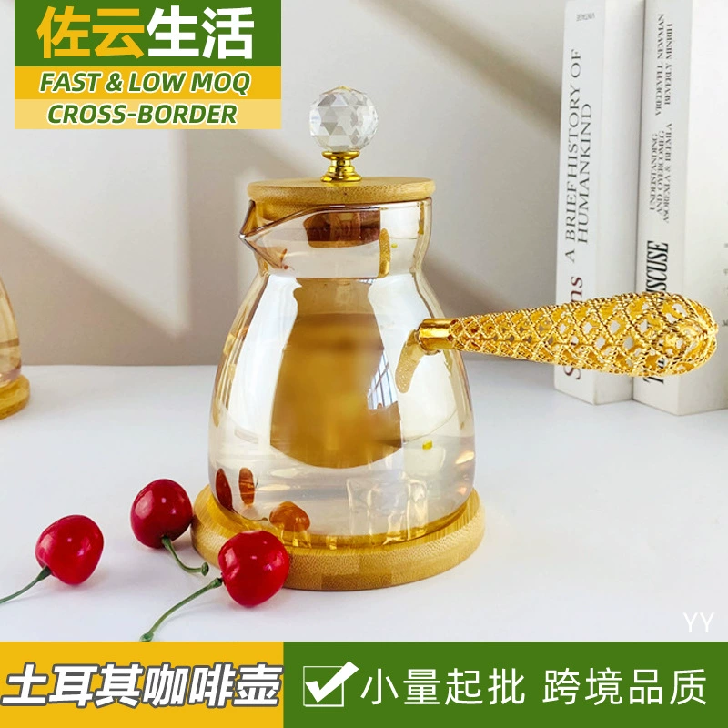 Золотой турецкий кофейник на стороне стекла