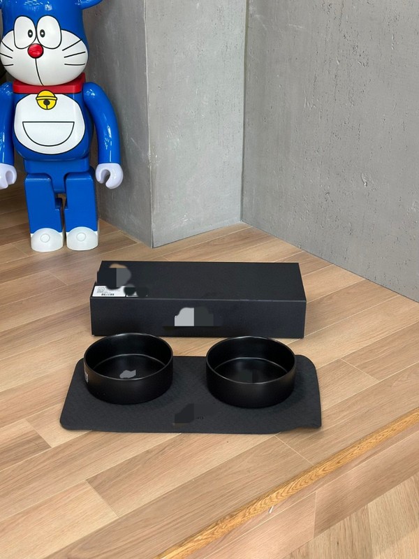 猫の黒い陶磁器の2つのセットは水を飲みます。冬の缶詰の犬の碗のペットの浄水器の猫の碗の食べ物の鉢です。|undefined