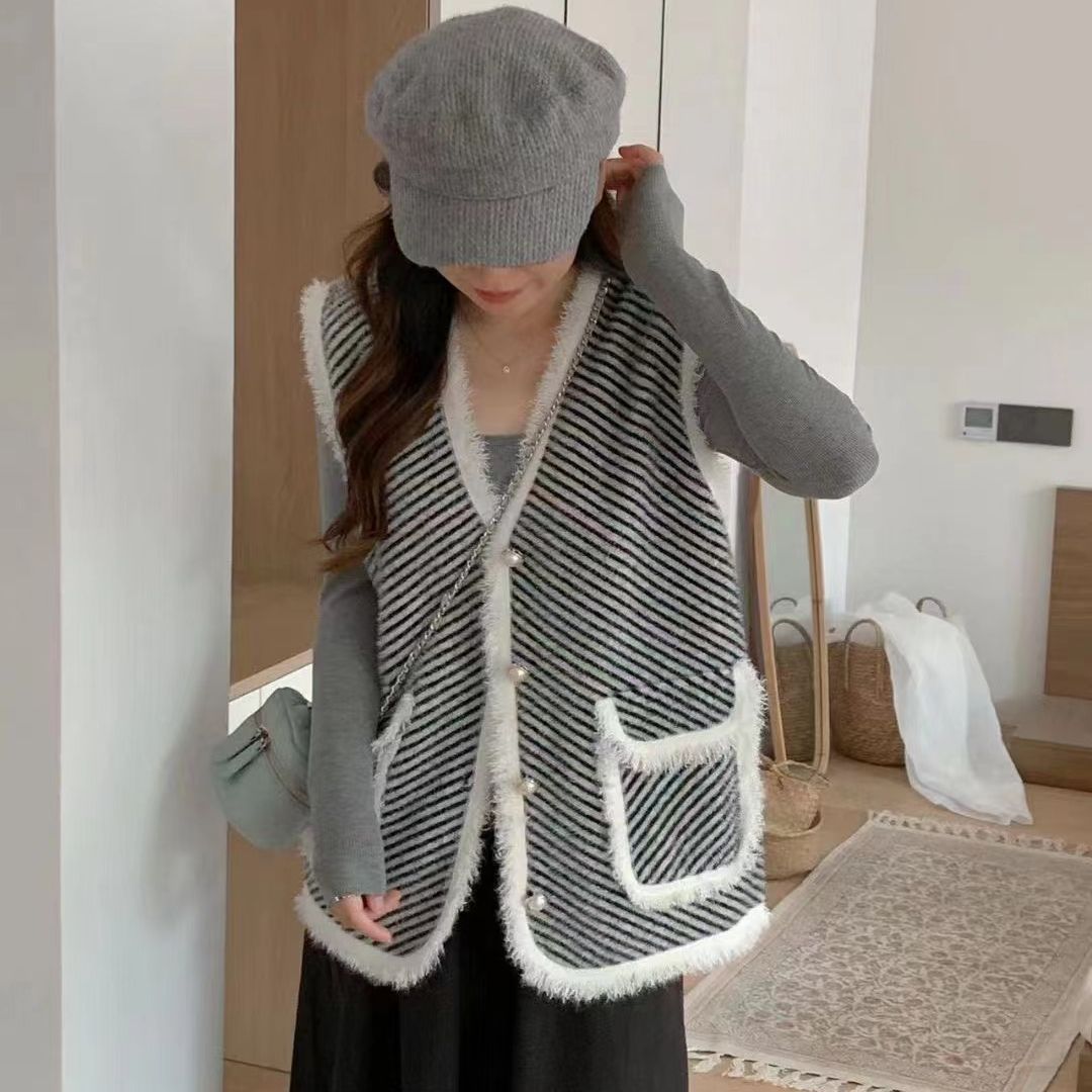 Chaleco de punto chaleco estilo Chanel para mujer 2023 otoño e invierno nuevo suéter de chaleco sin mangas de terciopelo de visón de imitación a rayas en blanco y negro image 4