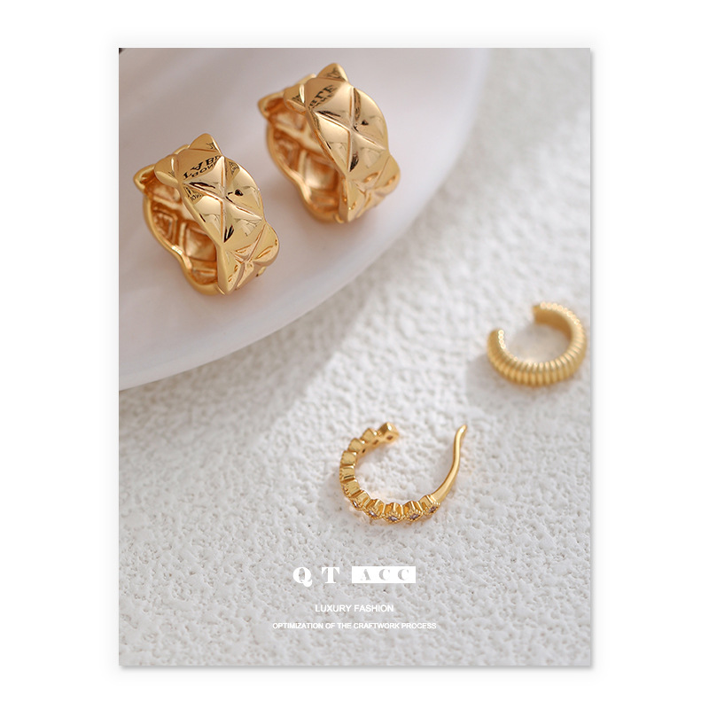 Europa, América, Francia, estilo refinado de alto nivel, tacos de orejas de cuadrícula de diamante elegantes, clips de hueso de orejas de viento de puerto, simplicidad, orejas de estilo de viaje universal.