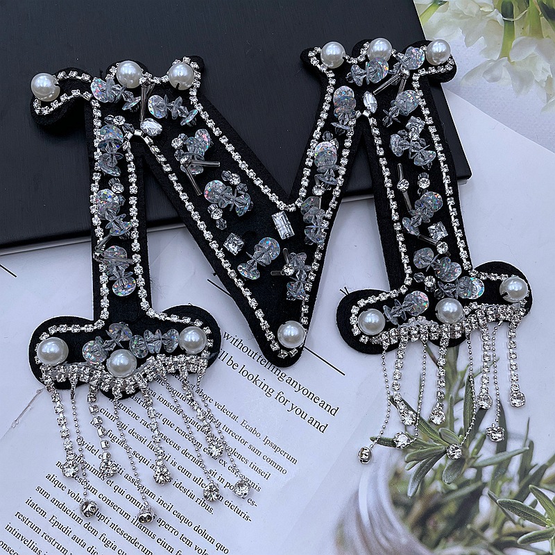 现货批发手工钉珠亮片字母M水钻配饰 珍珠链条流苏布贴服装辅料