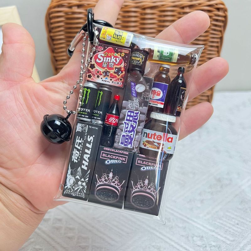 日本式のミニチュアの卵は学生のかばんをかぶせます。|undefined