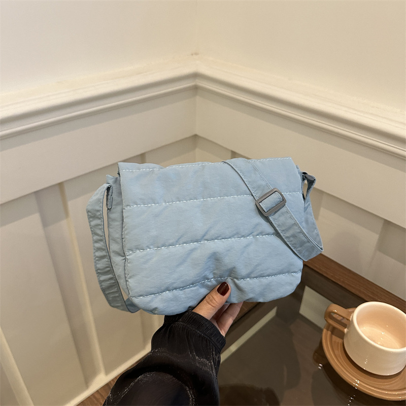 Bolso cuadrado pequeño simple casual diario Versión coreana del diseño de personalidad ligero de primavera popular bolso cuadrado pequeño de mensajero de un solo hombro