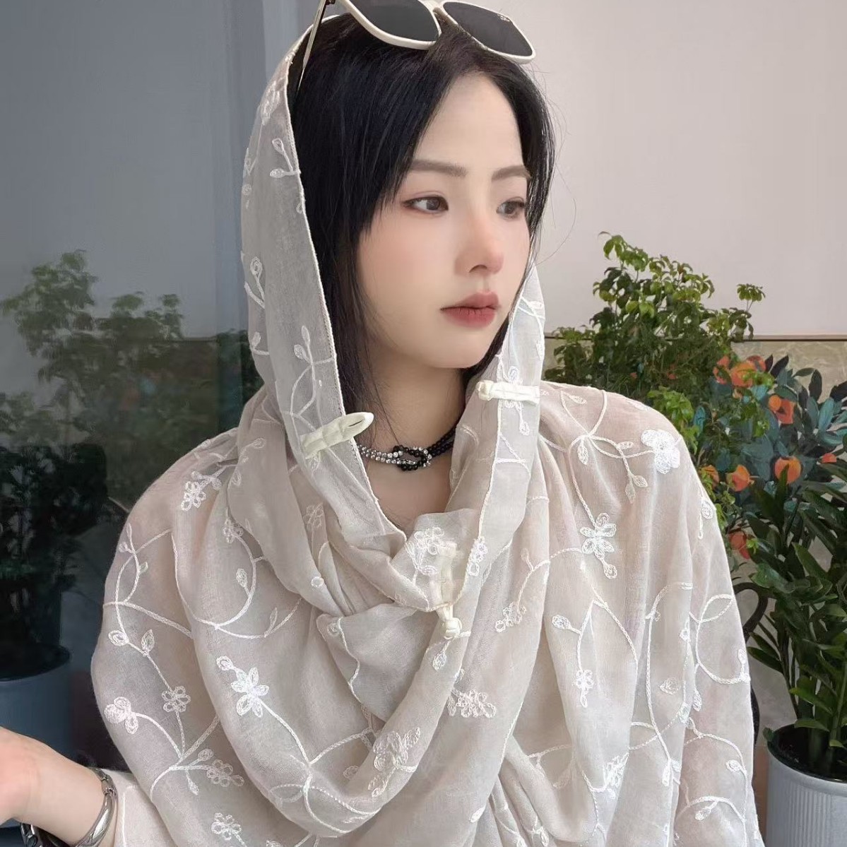 Chal de protección solar de verano para mujer 2025 nuevo estilo hebilla largo estilo étnico fotografía de viaje estilo fino playa bufanda de seda capa