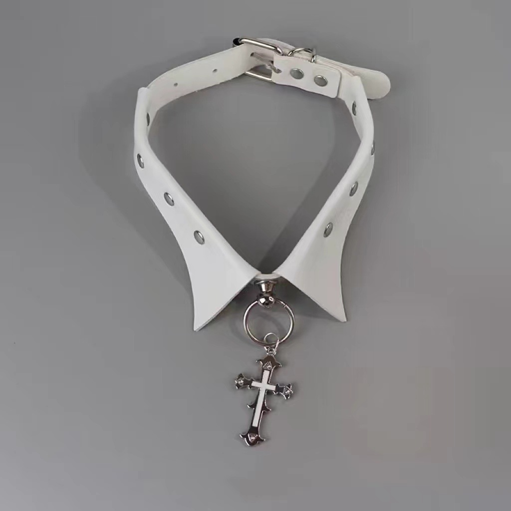 흰색 페이크 칼라 크로스