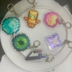 私の世界の周辺のキーホルダーは死なないトーテムの金のリンゴのアクリルのペンダントのプレゼントの王者の栄光の4つのセットです。