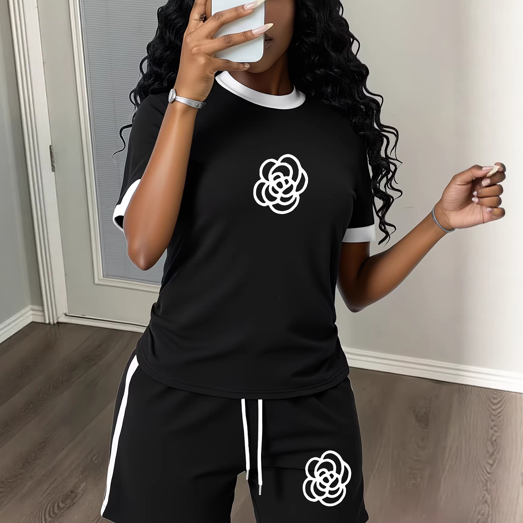 Luxuriöses zweiteiliges Set für Damen mit farblich abgesetztem Print: Lässiges, locker sitzendes Kurzarm-Top mit Shorts für den Sommer._voghion.com