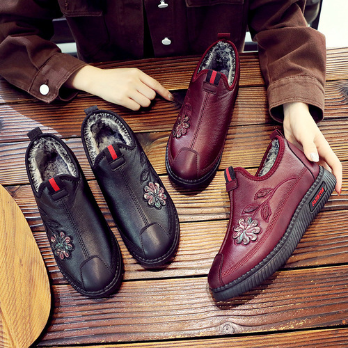 Winter Old Beijing Cotton Shoes for Women with Fleece Warmth, Anti-Slip Soft Sole Shoes for Elderly Grandmothers, Winter Non-Slip Soft Bottom Cotton Shoes for Mothers and Elderly People