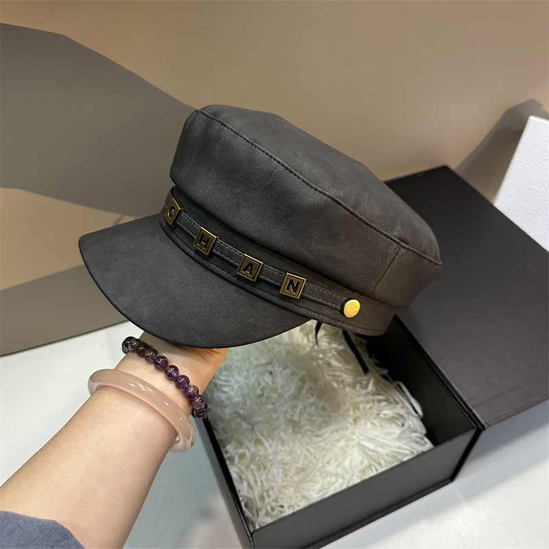 Berretto con visiera piatto in pelle alla moda retrò autunno e inverno nuovo stile per donna Versione coreana versatile berretto da strillone con lettera in metallo_voghion.com