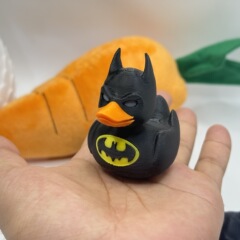 国境を越えた人気の 3D プリントクリエイティブバットマンアヒルデスクトップ車の手作り DIY 漫画の装飾品