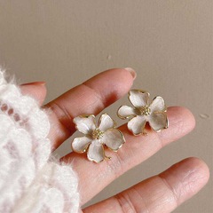ミルクホワイト優しいクチナシの花の立体花の高級なフランスの小さな香りの釉薬春925銀のピアス
