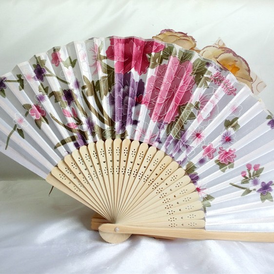 Hay en stock de estilo japonés transfronterizo flor hueso ventilador de color natural de satén de hueso ventilador plegable grande ventilador de satén rojo