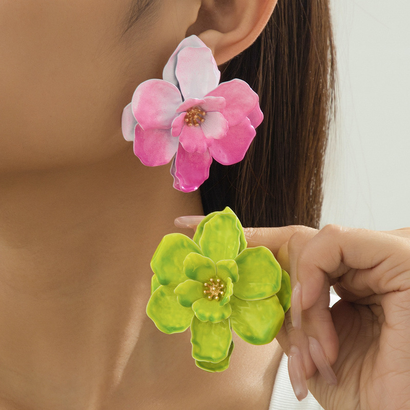 A pair of fashionable and elegant gradient pink dot flower core three-dimensional petal earrings ladies earrings daily play gift