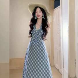 2026夏季新款蓝色挂脖连衣裙女海边度假风收腰蝴蝶结无袖中长裙潮
