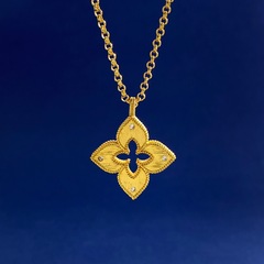 ネットの赤い新しい首の鎖のRCの四つ葉の花は小さい白のドリルの金属の糸をはめ込んで透かし彫りの花の単一の花のネックレスを彫ります。