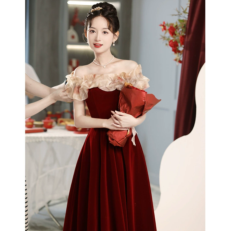 Красное вечернее платье для невесты на плече
