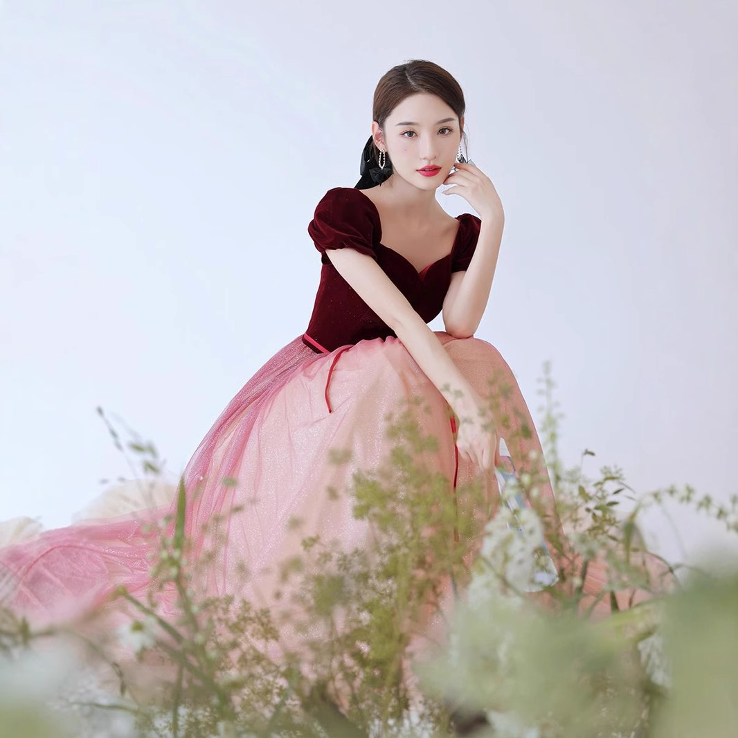 Vestido de novia de terciopelo estilo Hepburn para el verano 2026, nuevo modelo petite, estilo princesa, para compromiso, fuente de suministro. image 3