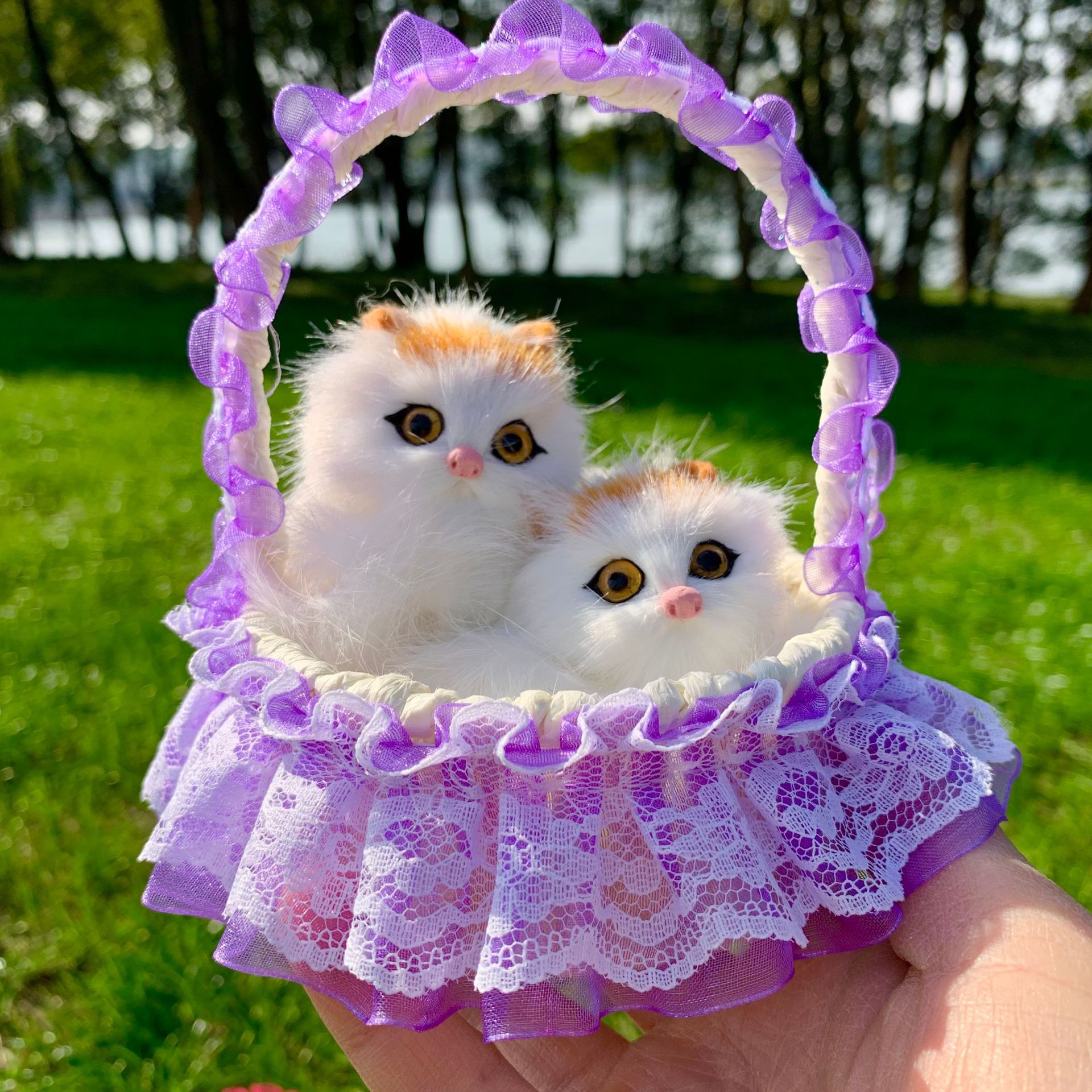 Panier en dentelle pourpre mère et enfant chat