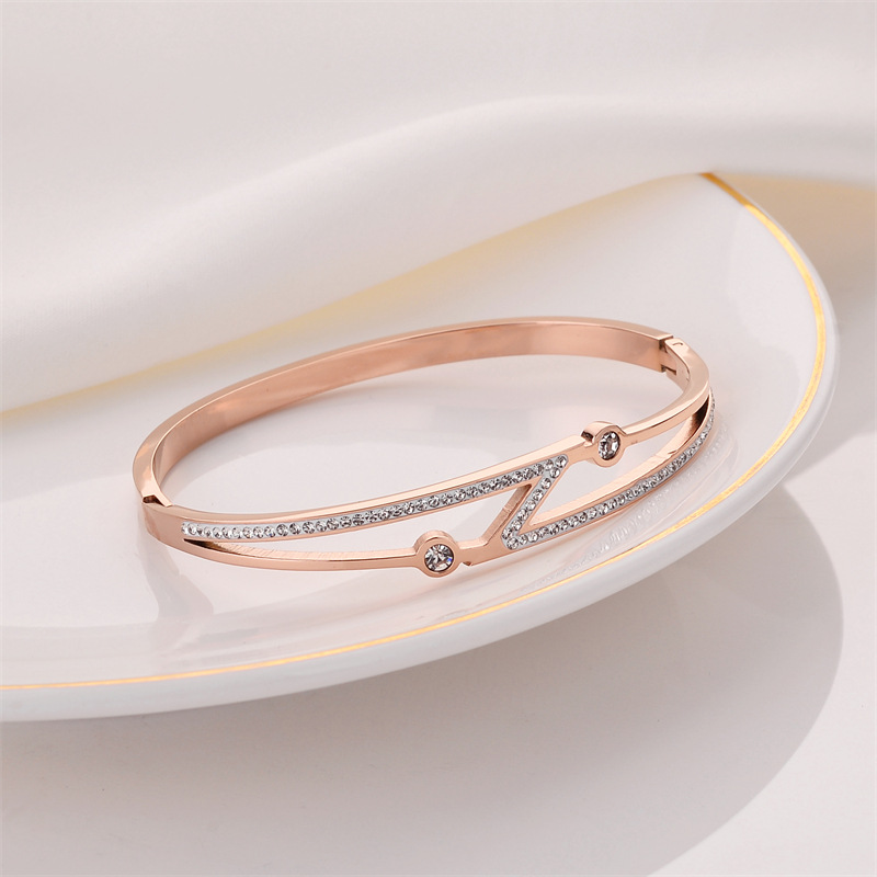 Europa y los Estados Unidos de titanio serie de oro rosa hermoso diamante joyas de brazalete de decoración de chicas accesorios de pulseras fabricantes al por mayor