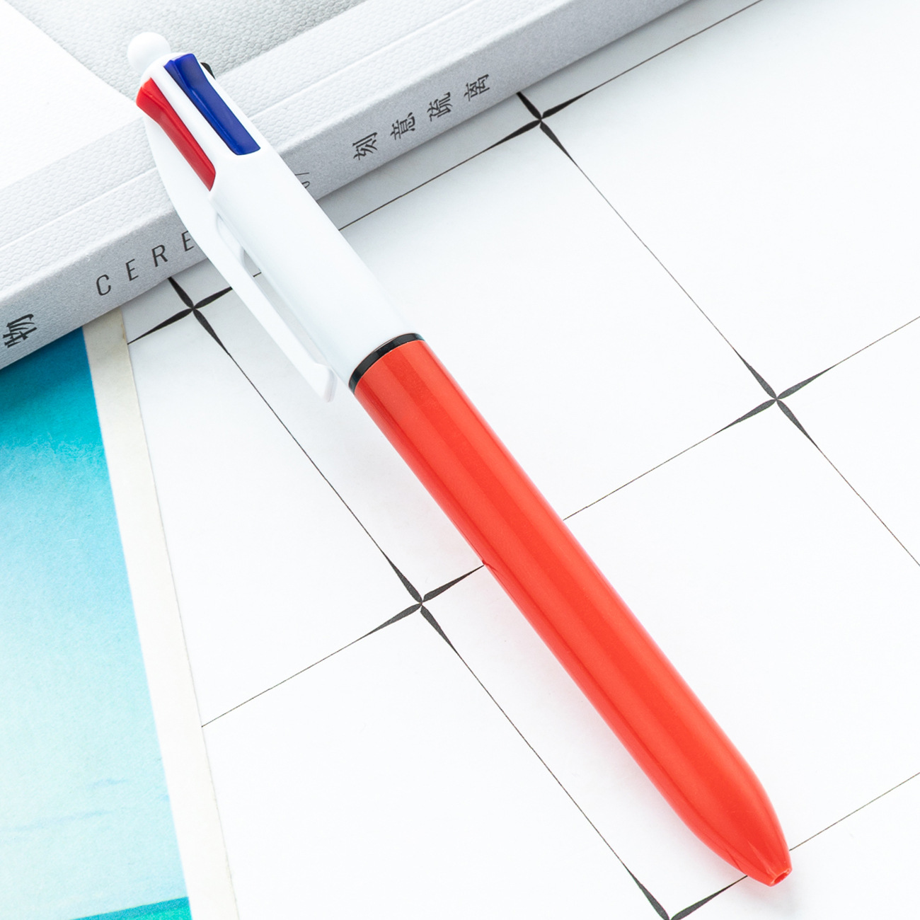 Oficina de aprendizaje de papelería multi-color de la pluma cuatro-en-una mano cuenta trazo clave marcado bolígrafo de plástico bolígrafo