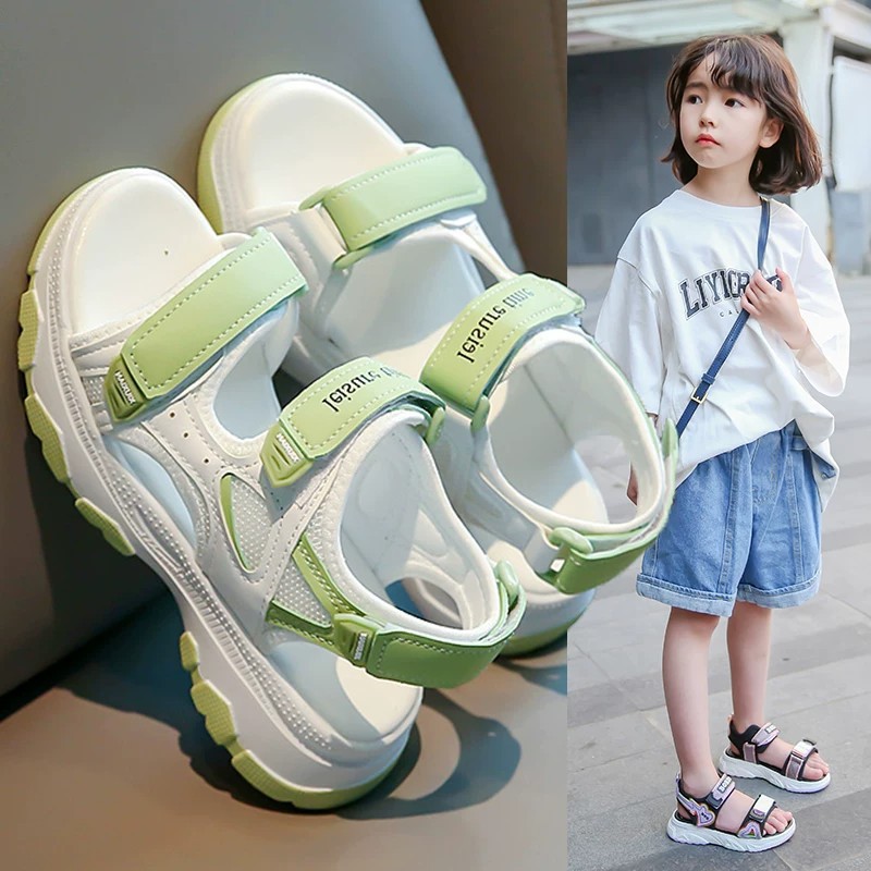 Sandalias deportivas para niñas 2026 verano nuevo estilo de moda para niños zapatos de playa variados zapatos de soleas antideslizantes suaves para niños grandes