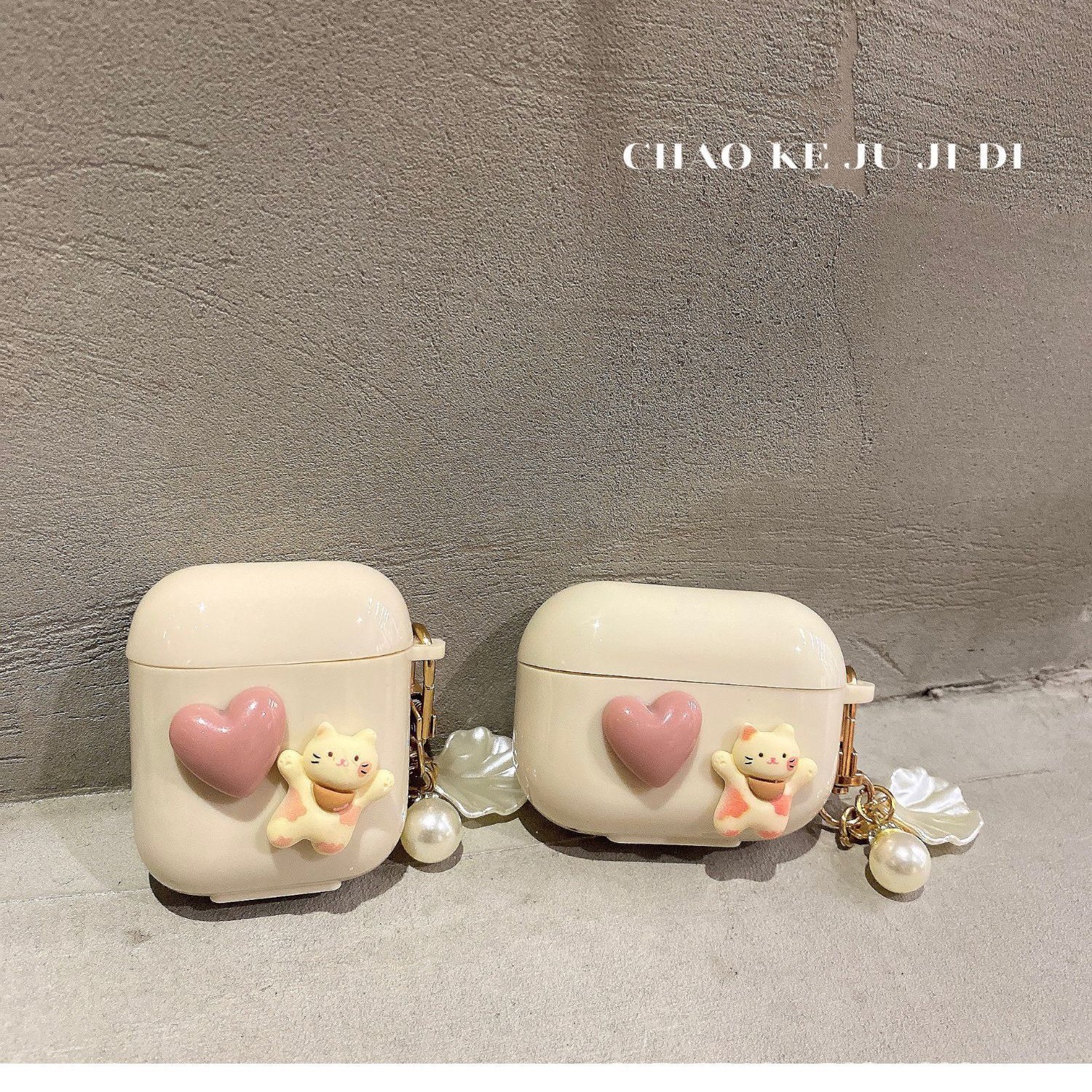 Funda protectora para auriculares Apple Airpods 4 con diseño de oso en forma de corazón, color blanco roto, adecuada para auriculares pro3
