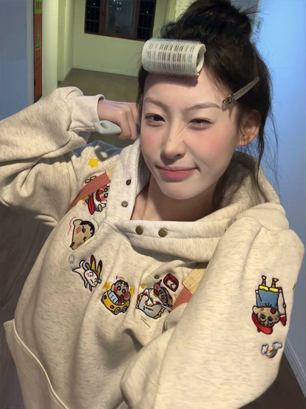 美式复古趣味刺绣纽扣连帽卫衣女春秋爆款蜡笔小新设计感小众上衣|undefined