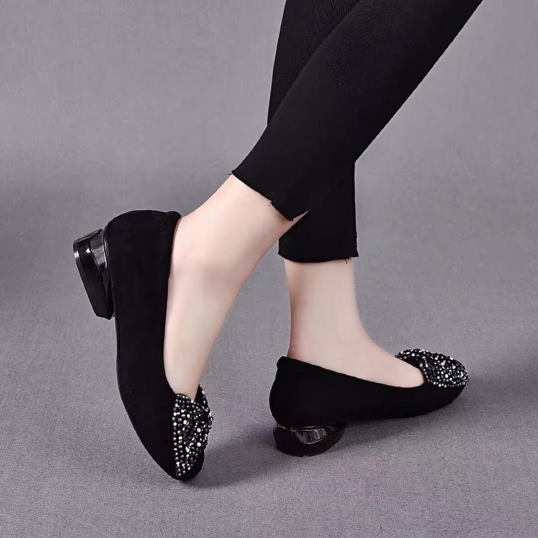 2026 primavera y verano nuevos zapatos de arco poco profundos de cabeza redonda de talón bajo soleado suave esmaltado perezoso zapatos de mujer