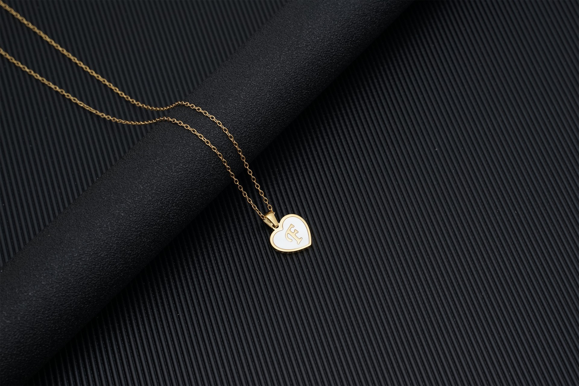 Europa y América 18K oro amor clavícula cadena de las mujeres de acero inoxidable corazón blanco madre colgante 26 letras titanio acero collar