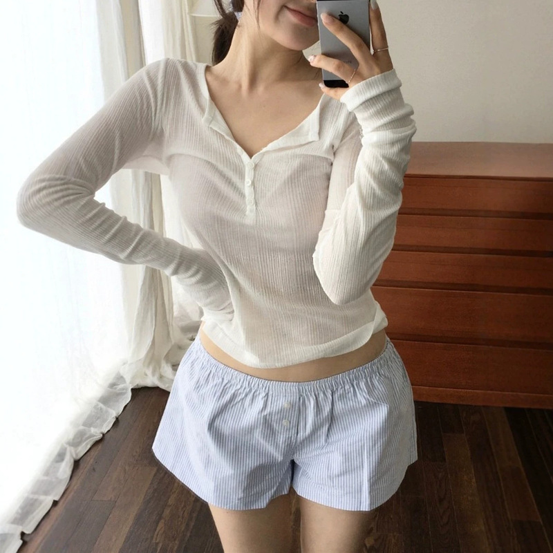 Korean designer V-neck pure desire style half-buttoned knit top, Korean women's clothing, slimming and gentle style base shirt Korean designer V-neck pure desire style half-buttoned knit top, Korean women's clothing, slimming and gentle style base shirt