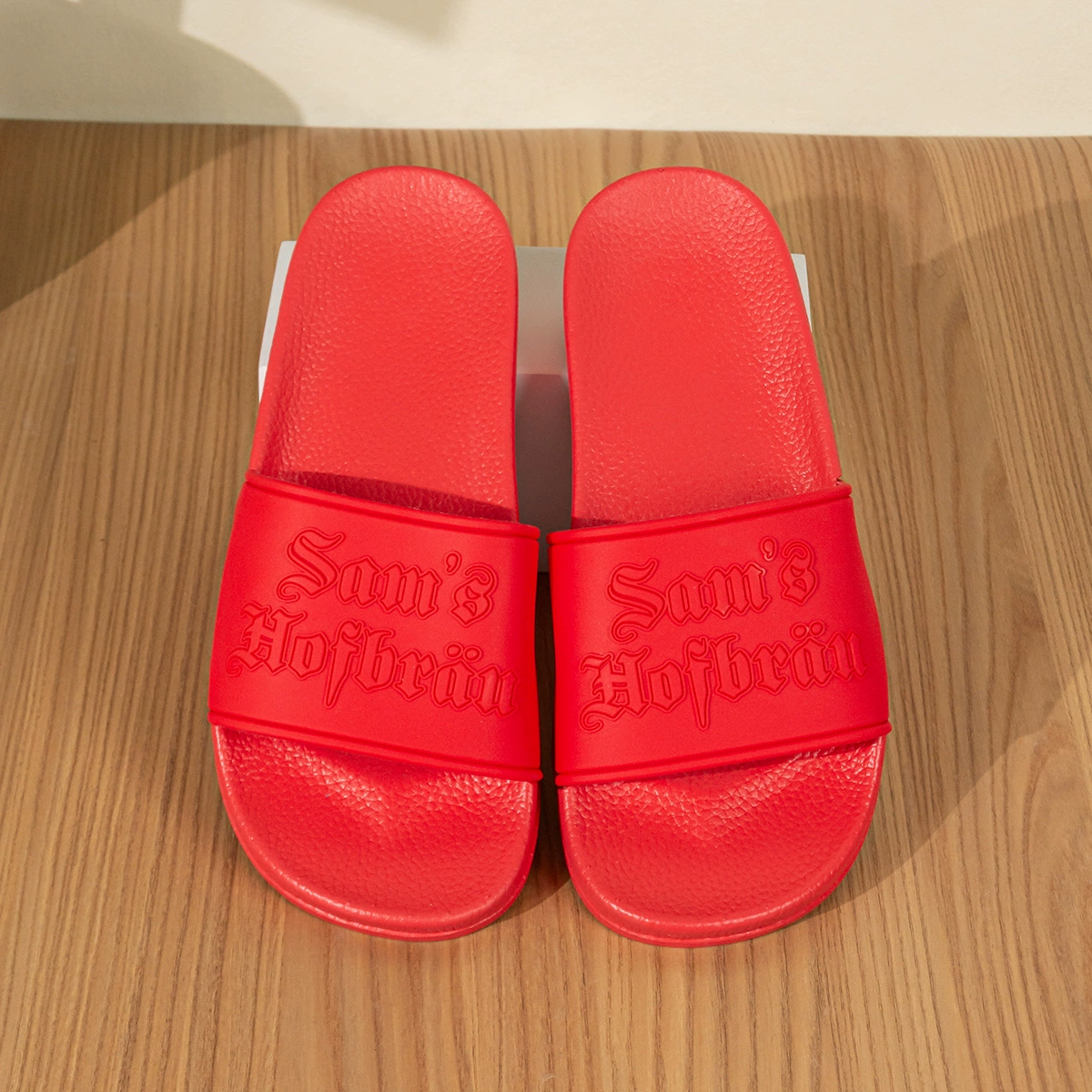 2025 новый плоский шрифт буквенный буквенный буквенный досуг носить классическую пляжную мужскую обувь большого размера летние тапочки