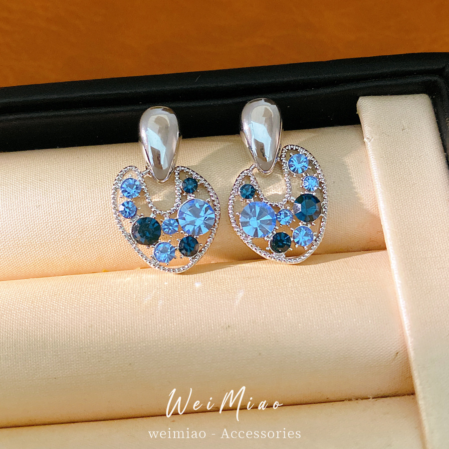 Agujas de plata con diamantes huecos pernos redondos azules personalidad de moda pendientes de lujo ligero pendientes de alta calidad para mujeres