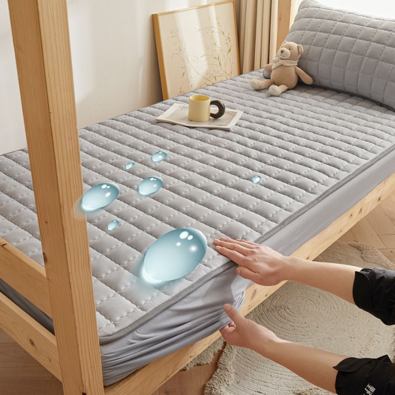 Cuadrícula curvada de cubierta impermeable - cielo gris