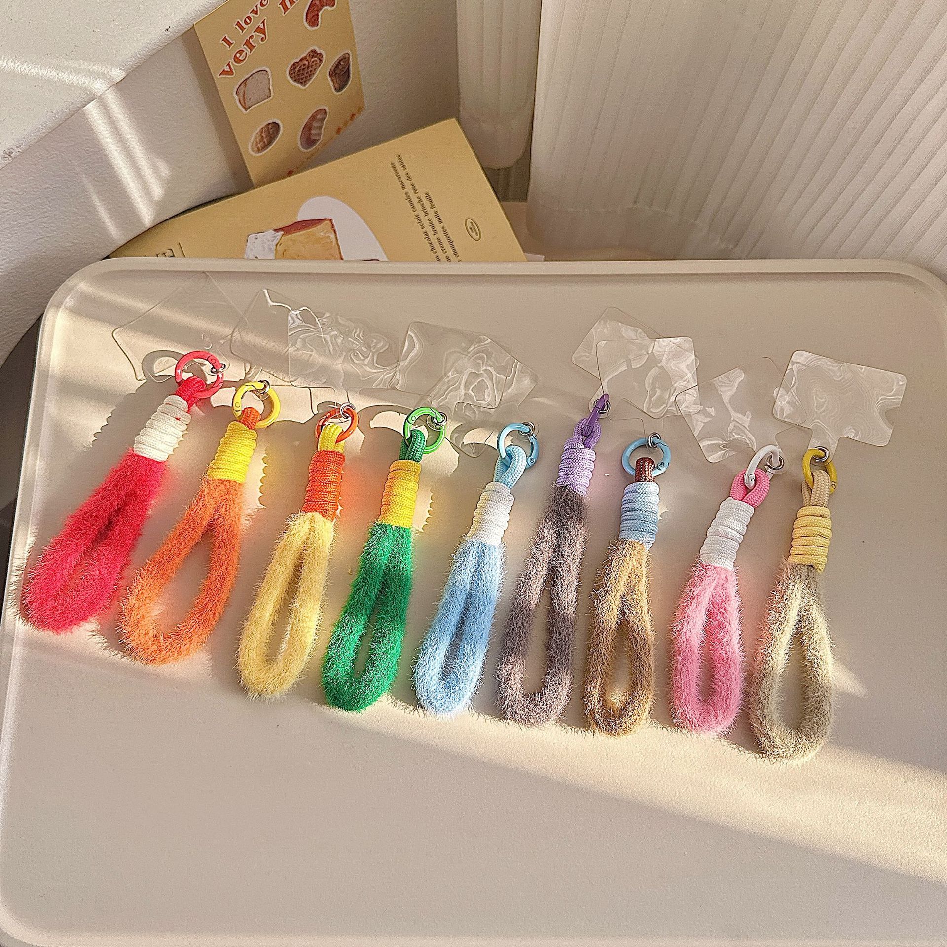 Otoño y invierno de peluche para teléfonos móviles colgantes de cámara de color llavero anti-perder pulsera cuerda bolsa trenzada corta colgante