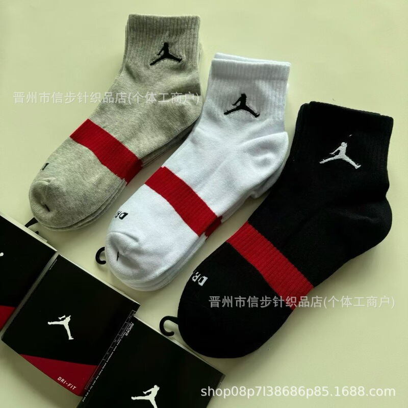 Jordan mid-calf basketball socks with red stripe contrast embroidery, breathable and sweat-absorbent, trendy student socks, three-pair pack, cotton socks Jordan mid-calf basketball socks with red stripe contrast embroidery, breathable and sweat-absorbent, trendy student socks, three-pair pack, cotton socks