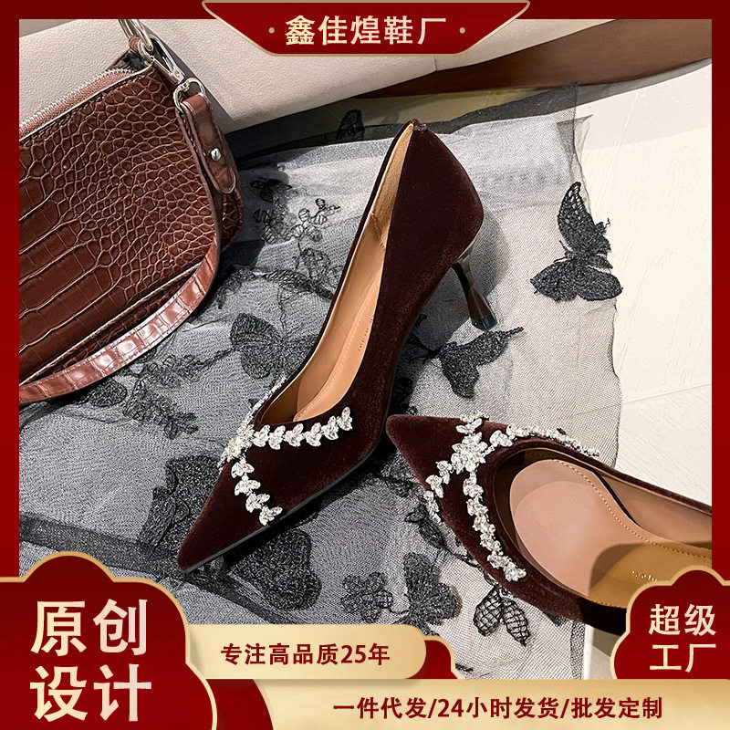 Giày cao gót nữ mũi nhọn gót mảnh 6–8 cm trang trí hoa và đá gắn, chất liệu cashmere — màu nâu, màu đen