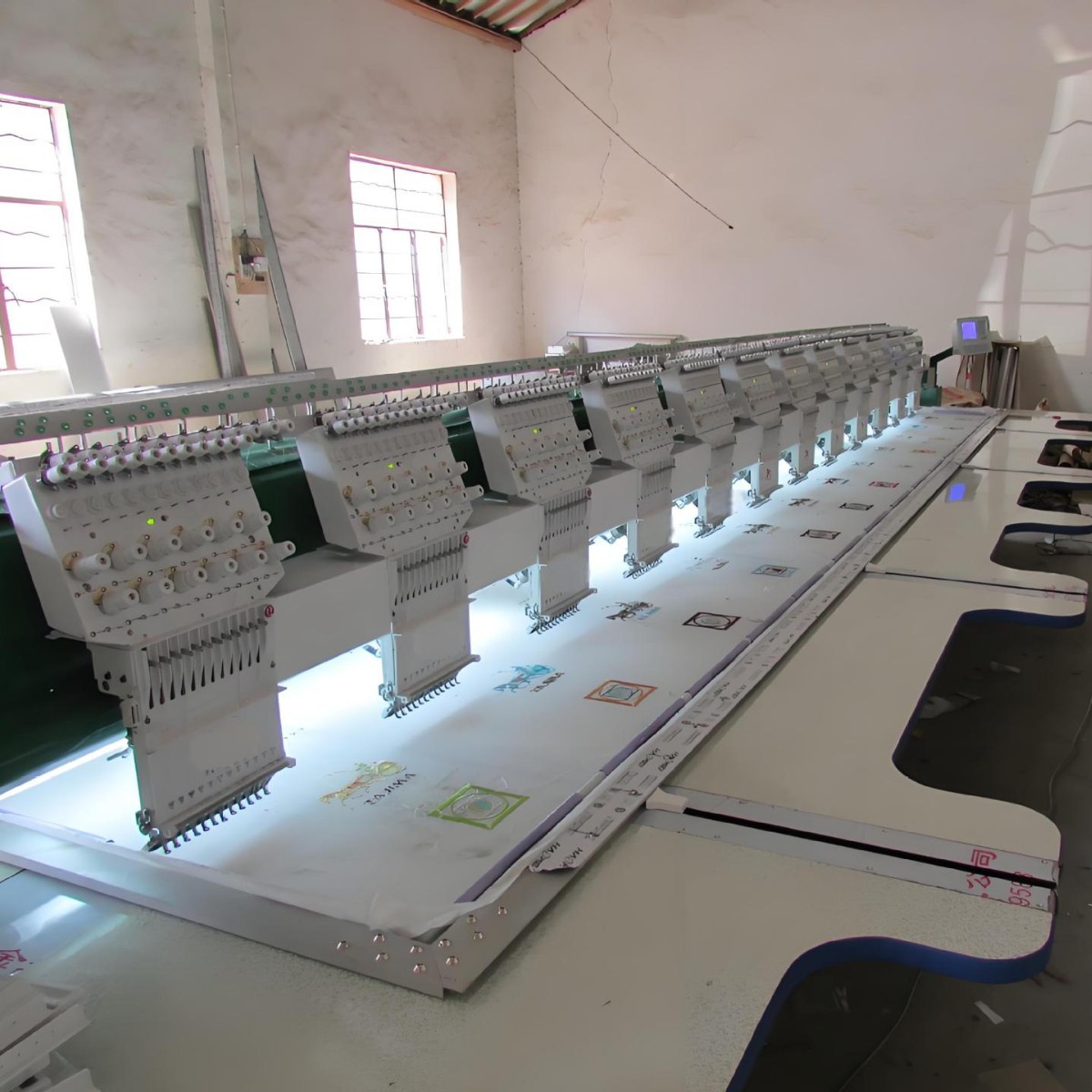 刺绣机器绣花机高速高精电脑刺绣机4头6头成衣鞋帽logo绣花机厂家