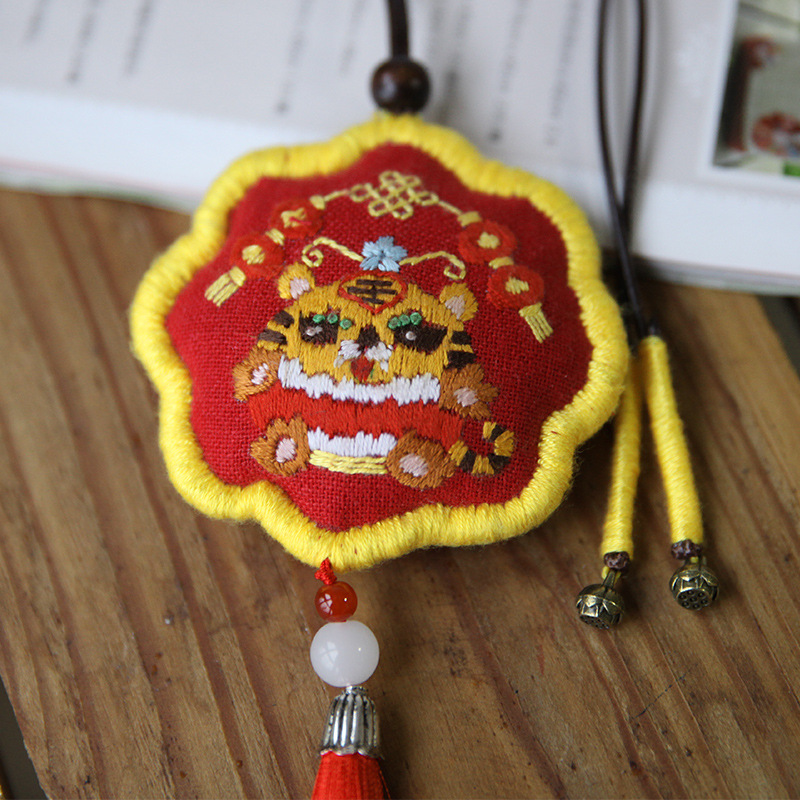 Año Nuevo bordado DIY material hecho a mano paquete xingshi bolsita principiante 12 Zodiaco adornos de coche Lotus bolsa bolsita