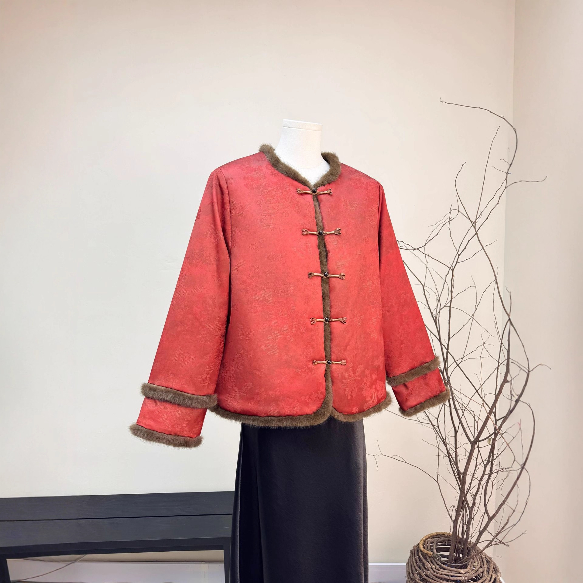 新中式国风纯色提花加棉外套2025冬季新款圆领简约袖口拼接棉服女