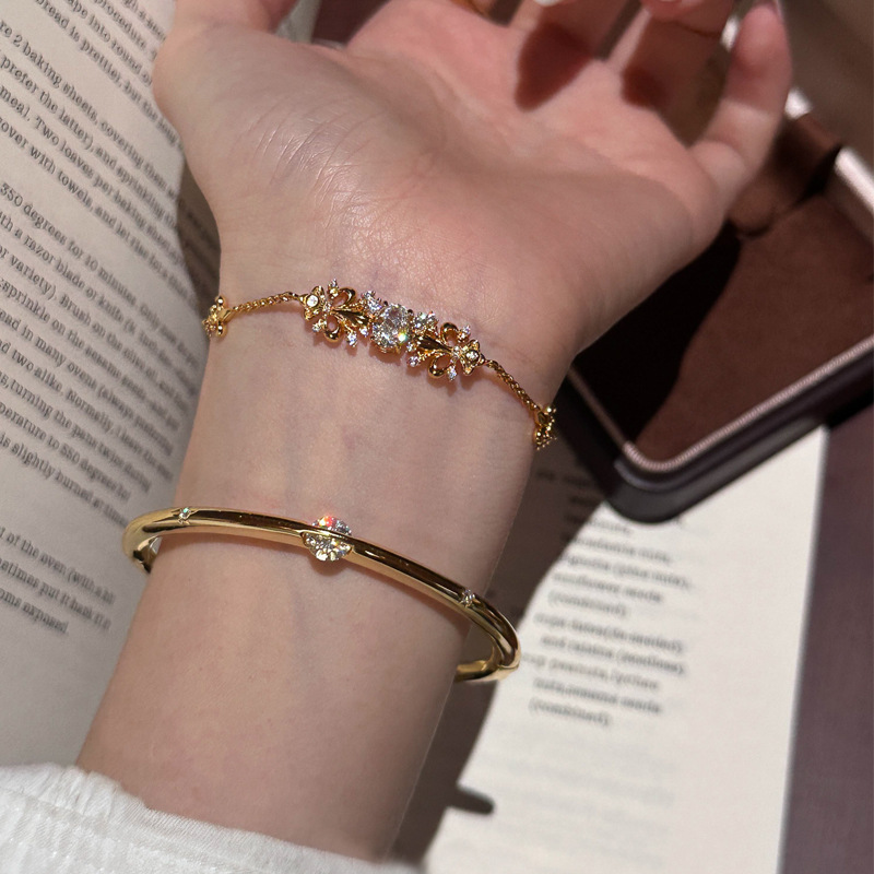 Sparkling Snowflake Iris Bracelet for Women, Light Luxury with a High-End Feel, Rotatable Zircon Bangle, Niche Layered Jewelry for Best Friends