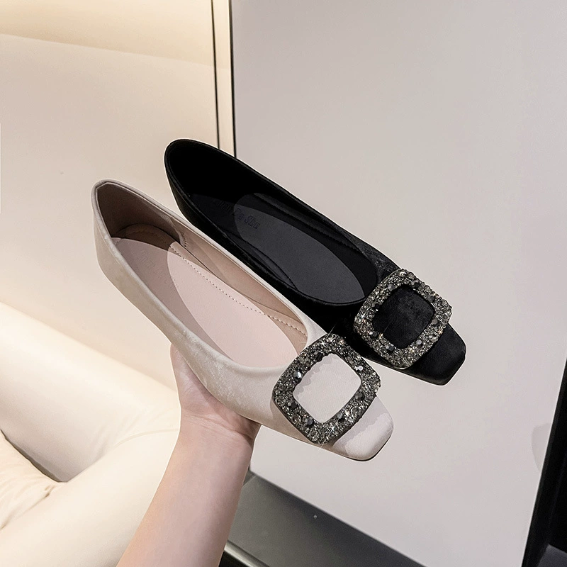 Женские осенние туфли на плоской подошве с квадратным носком и неглубоким вырезом, новинка 2025 года, с квадратной пряжкой и стразами, подходят к юбкам, большие размеры 41-43