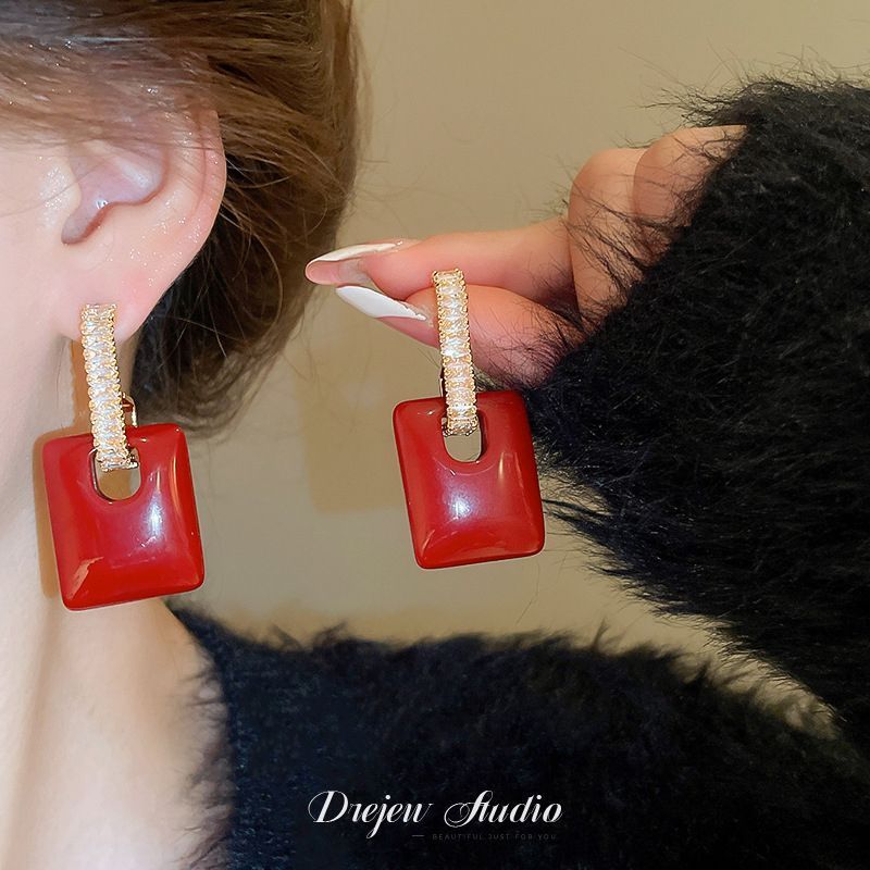 Pendientes de amor con goteo de aceite rojo con aguja de plata, botones de oreja de temperamento de moda de nicho, pendientes simples y de alta gama de estilo de Hong Kong