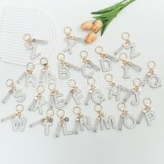 新作26文字ペンダント陶器製ダイヤモンド付き女性用車アクセサリーキーホルダーアクセサリー高級ギフト卸売