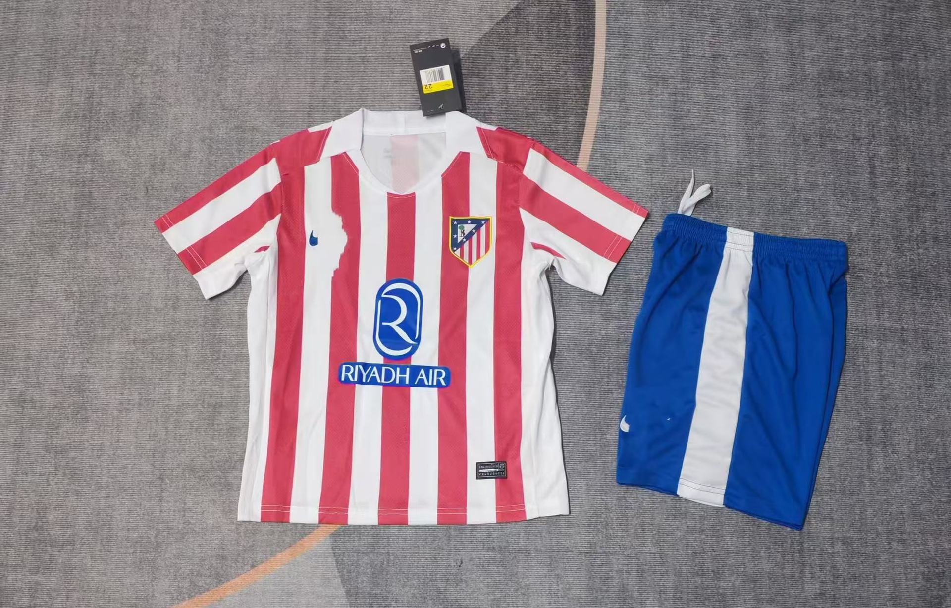 2526 Traje local del Atlético de Madrid / 16