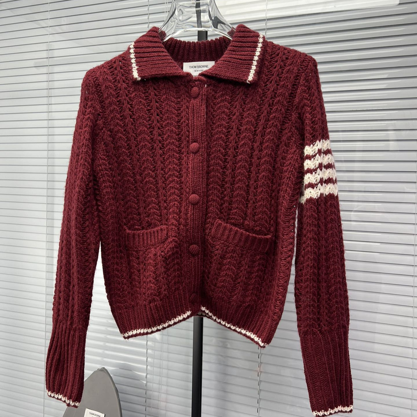 TB 공장 직접 하이 퀄리티 봄과 가을 4 바 중공 가방 버클 옷깃 대비 니트 카디건 옷깃 스웨터