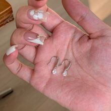小红书爆款水滴锆石耳钩灵动爆闪女精致简约小巧耳环轻奢百搭耳钉