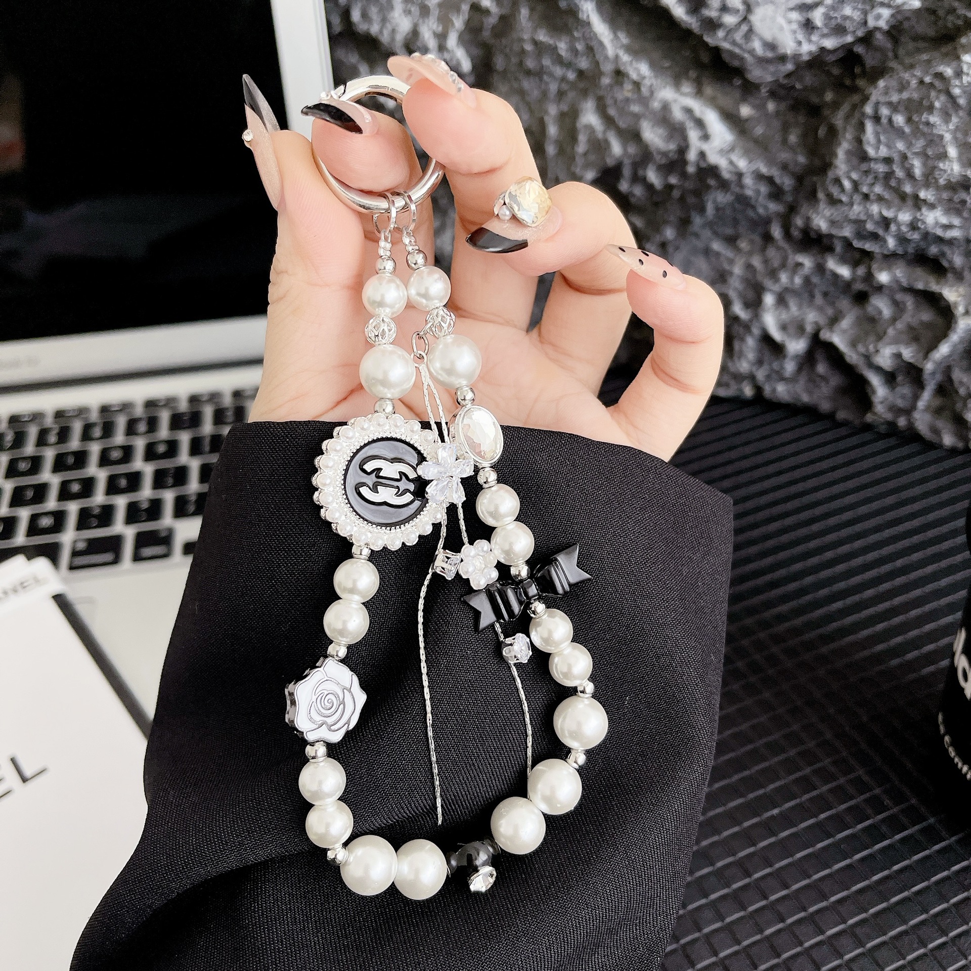 Boutique hecha a mano cadena de teléfono móvil de alta calidad mujer cadena corta pequeña camellia serie de bordas bolsos de teléfono móvil accesorios cortos